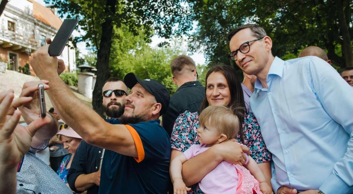 "Polska potrzebuje dzisiaj pokoju i stabilności". Premier Mateusz Morawiecki przypomina rządy PO