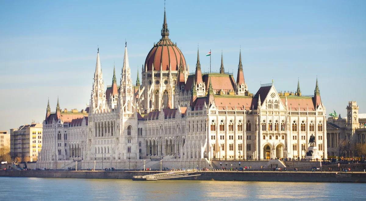 Adopcja tylko dla małżeństw, "matką kobieta, ojcem mężczyzna". Węgry nowelizują prawo