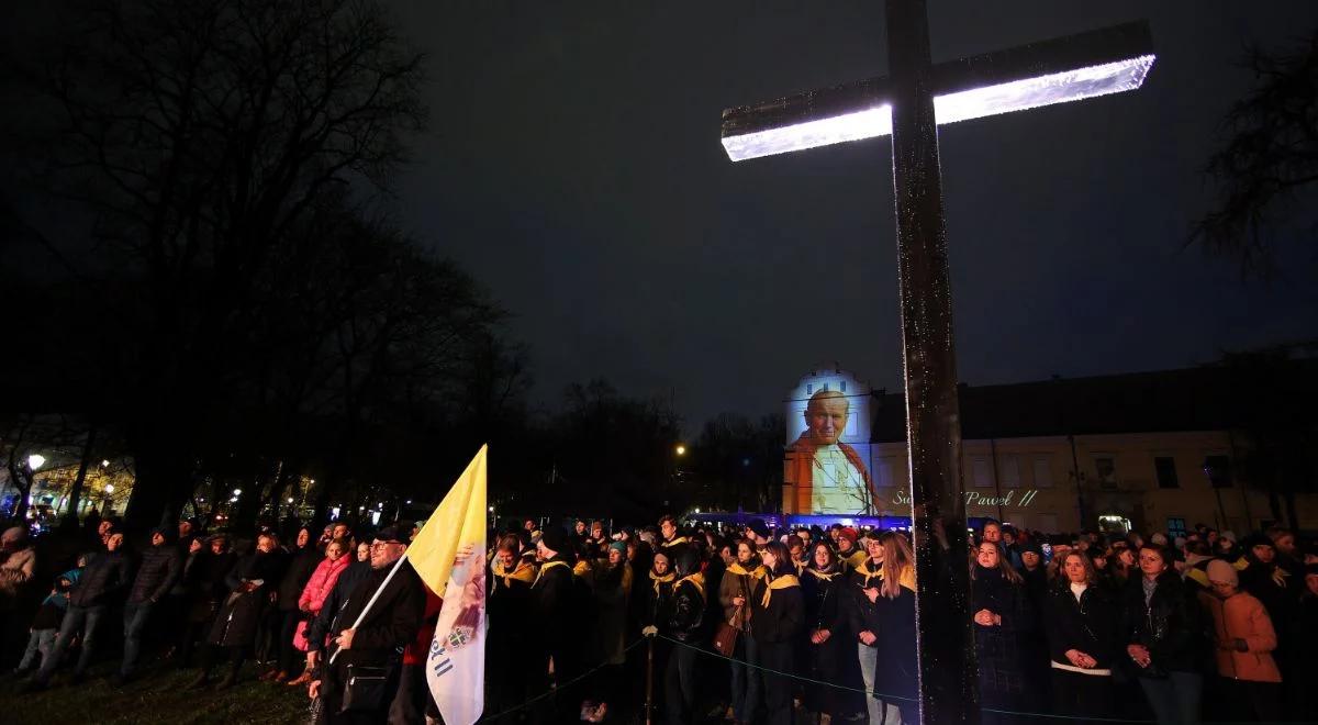 Kraków: tłum wiernych czuwał pod oknem papieskim. Przemawiał abp Jędraszewski