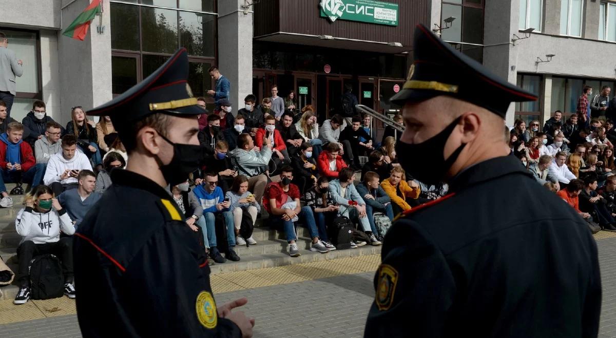 Mińsk: dzień nietypowych protestów. Siedzący strajk studentów, marsze z parasolkami