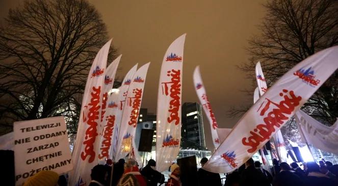 Solidarność TVP protestuje przed siedzibą spółki