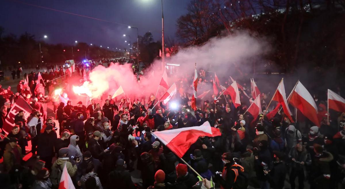 Organizatorzy rozwiązali Marsz Niepodległości. Grupy chuliganów zaatakowały policjantów