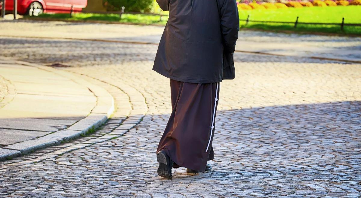 Zwłoki młodego mężczyzny w mieszkaniu księdza. Wszczęto śledztwo