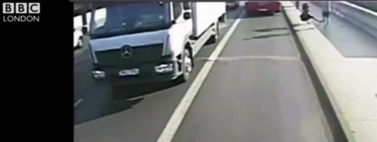Krok od tragedii. Wepchnął kobietę pod nadjeżdżający autobus