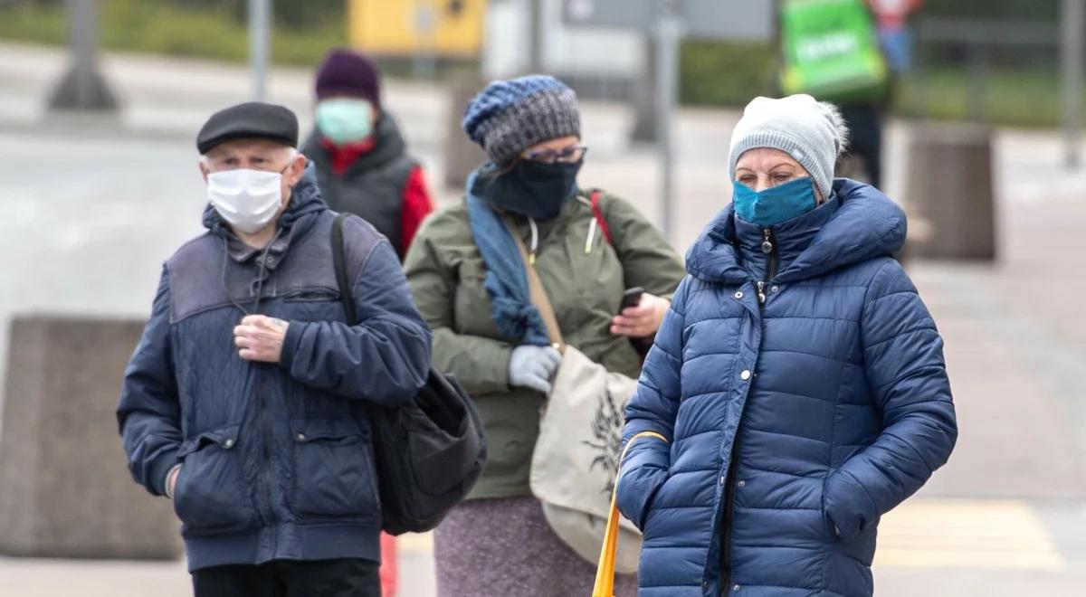 Powrót masek ochronnych w Polsce? Wiceminister zdrowia bije na alarm. "Apogeum grypy"