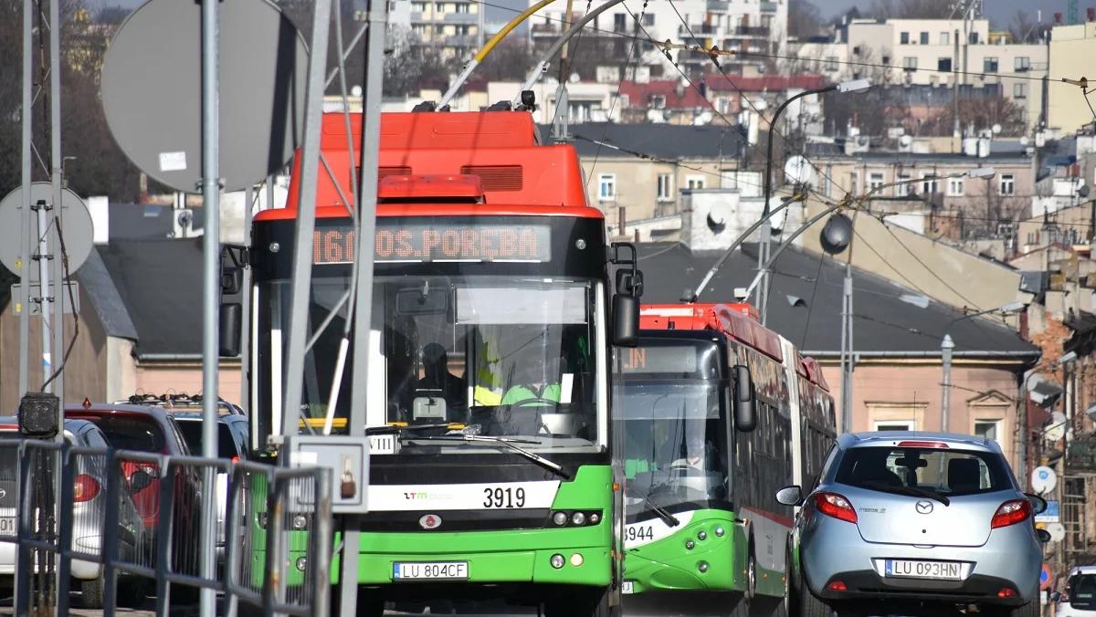 Twój dojazd do pracy autem kosztuje 13 000 zł rocznie. Jest sposób, by płacić 1000 zł