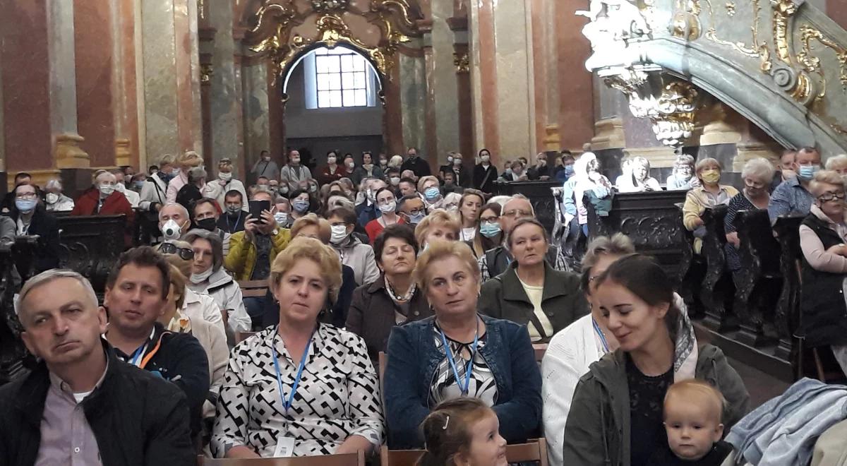 Seniorzy na ogólnopolskiej pielgrzymce na Jasnej Górze. Ze względu na pandemię obecne tylko delegacje