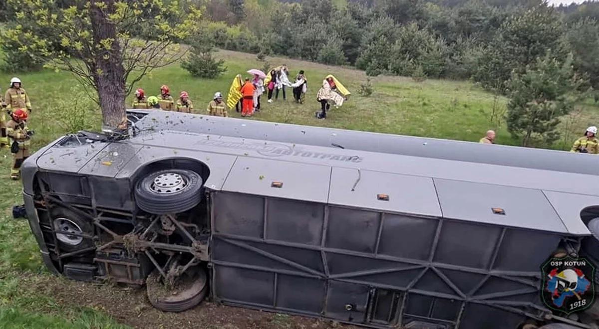 Autokar wpadł do przydrożnego rowu. Pięć osób rannych w wypadku pod Siedlcami