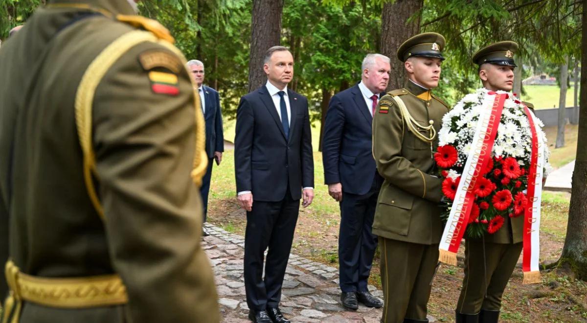 Wizyta prezydenta RP na Litwie. Andrzej Duda złożył kwiaty na wileńskiej Rossie