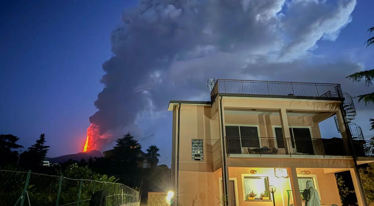 Fontanna lawy, Etna maluje niebo. Lotnisko w Katanii ogranicza loty