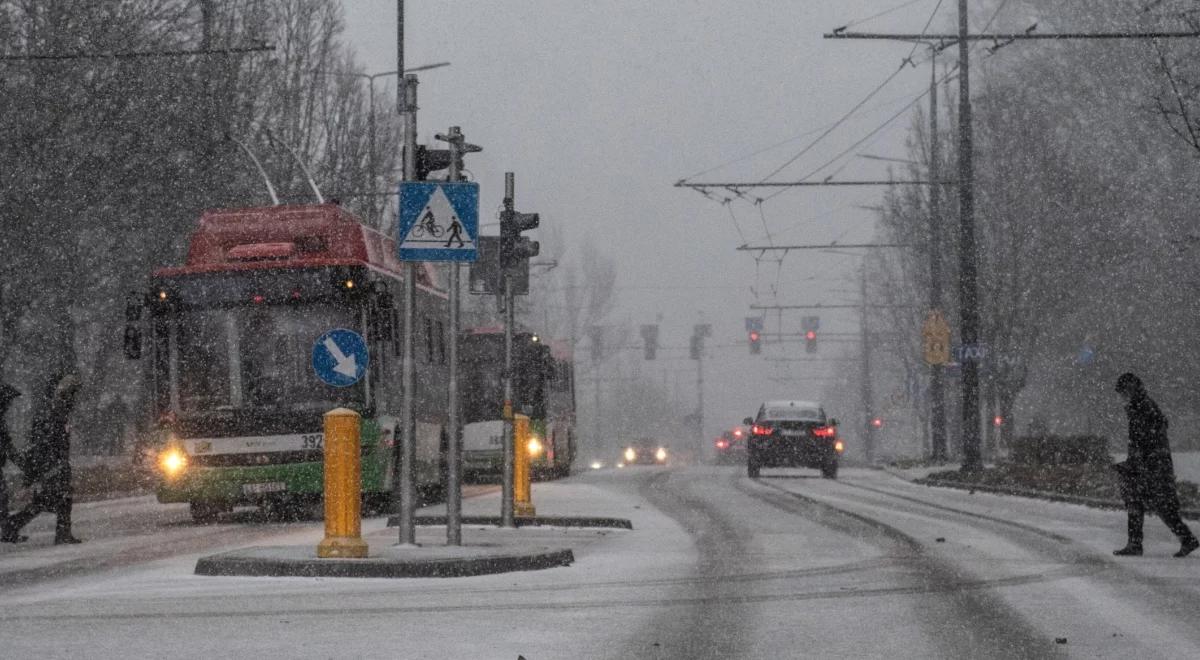 Poniedziałek z mrozem i śniegiem. Wieczorem gęste mgły. Trudne warunki dla kierowców