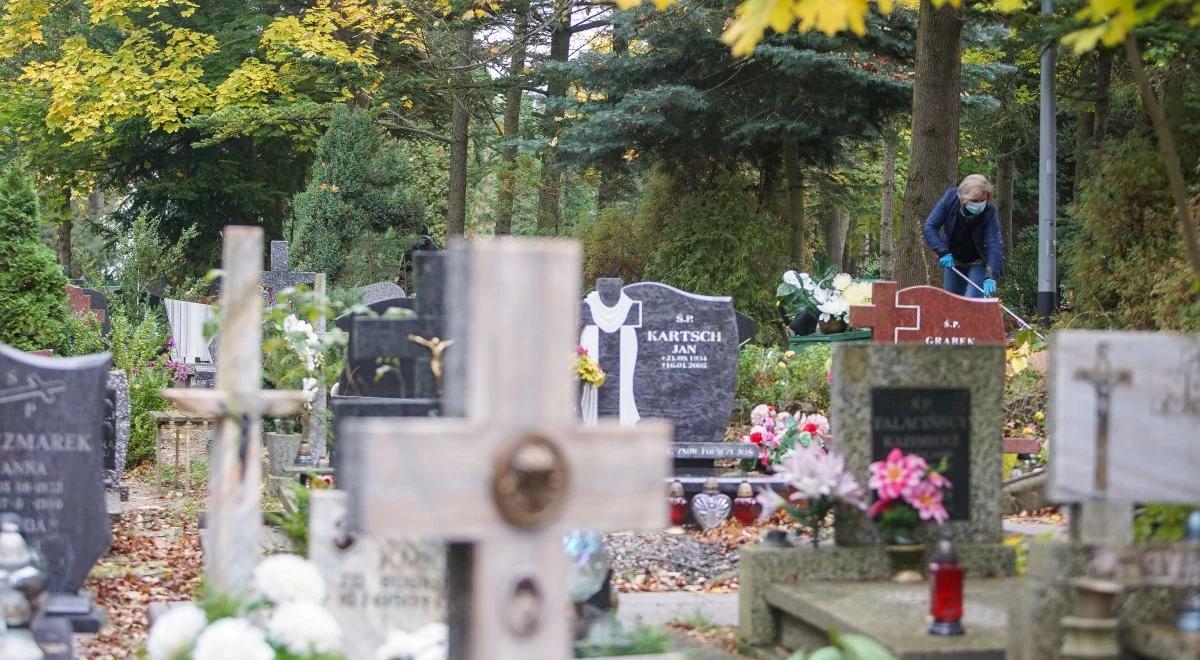 Policja apeluje o czujność na cmentarzach. Złodzieje już czyhają na porządkujących groby