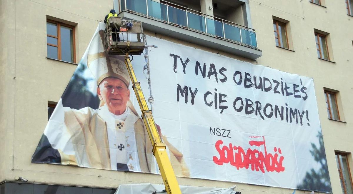 "Ty nas obudziłeś. My cię obronimy!". Na budynku "Solidarności" w Gdańsku zawisł baner w obronie Jana Pawła II