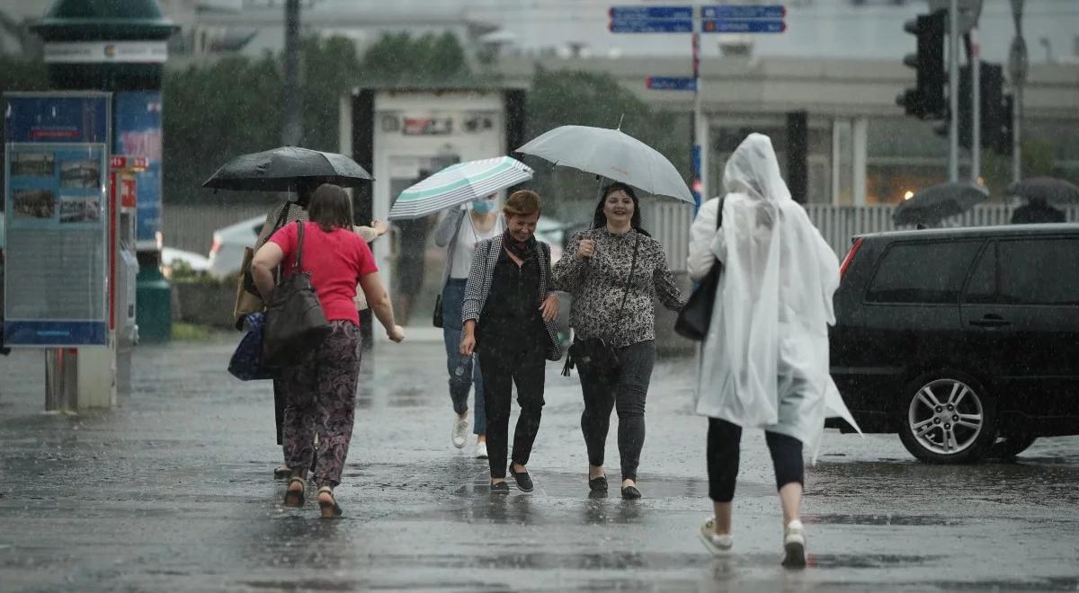 IMGW ostrzega przed burzami i ulewnym deszczem. Lokalnie możliwe opady gradu