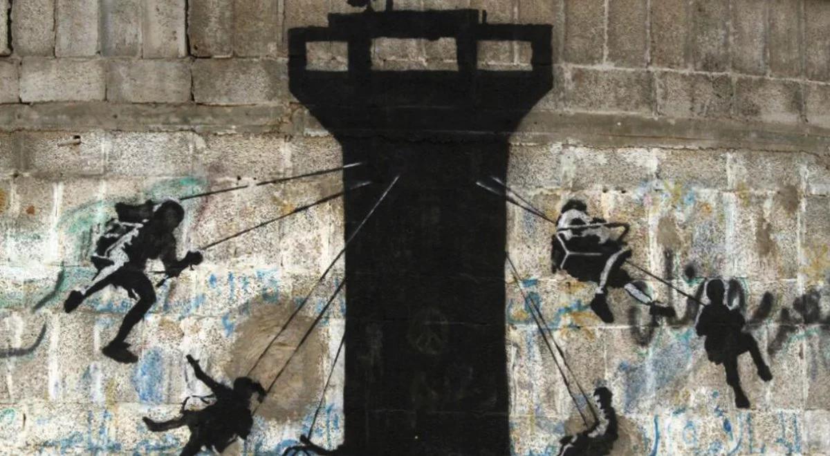 Banksy maluje na ruinach w Strefie Gazy