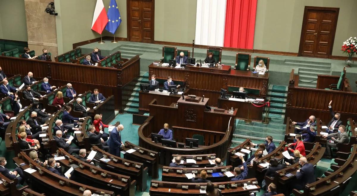 Dwucyfrowa przewaga Zjednoczonej Prawicy nad KO. Nowy sondaż