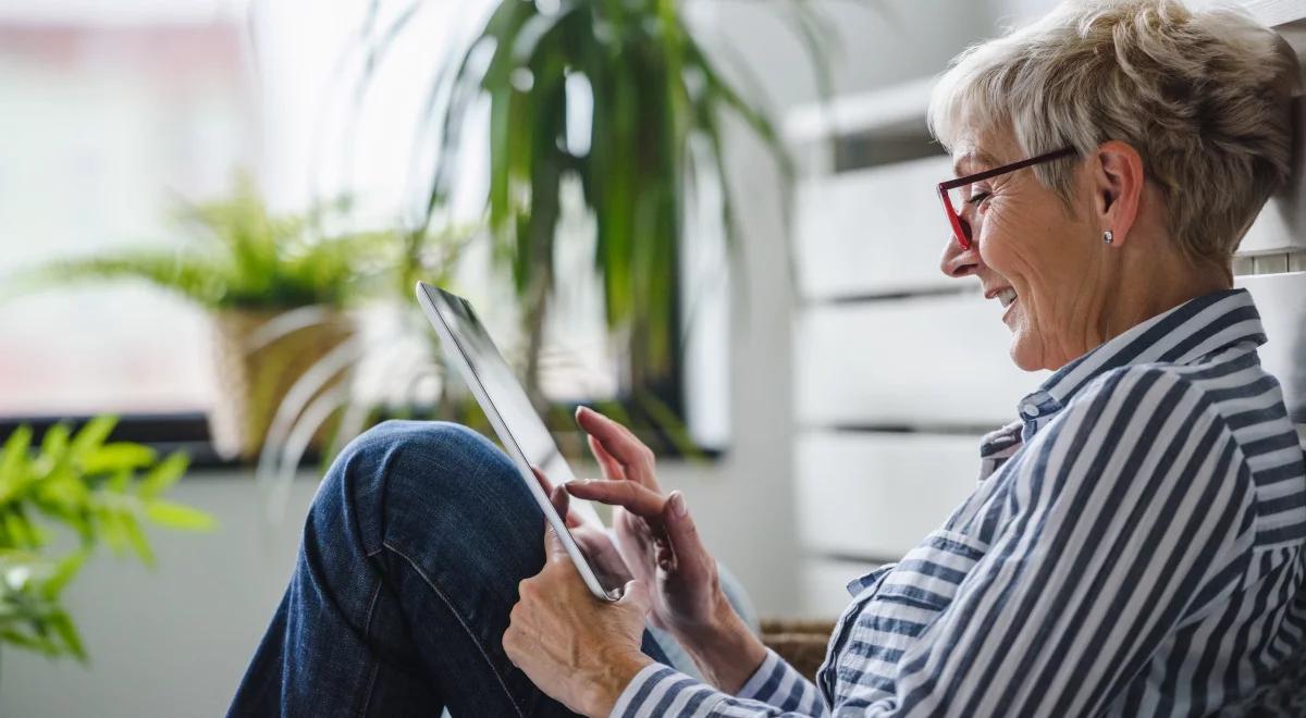 Seniorzy doceniają aplikacje mobilne sklepów internetowych. Sprawdzają tam głównie dostępność produktów