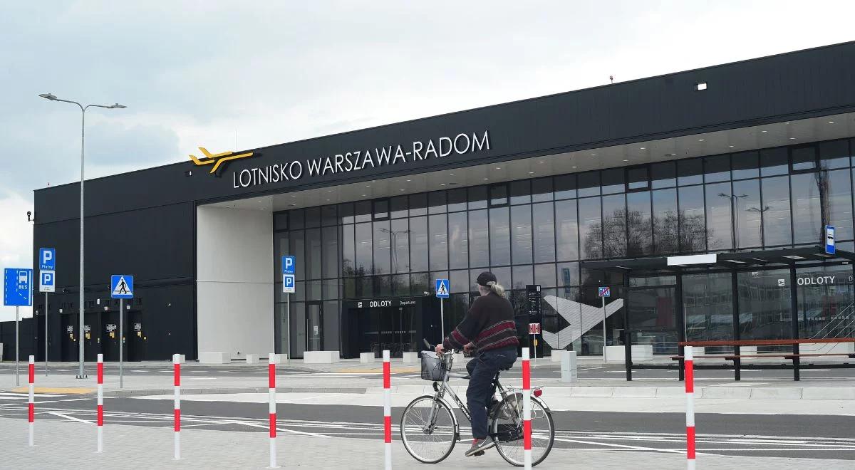 Samochodem, pociągiem, shuttle busem. Sprawdzamy, jak dojechać na lotnisko Warszawa-Radom