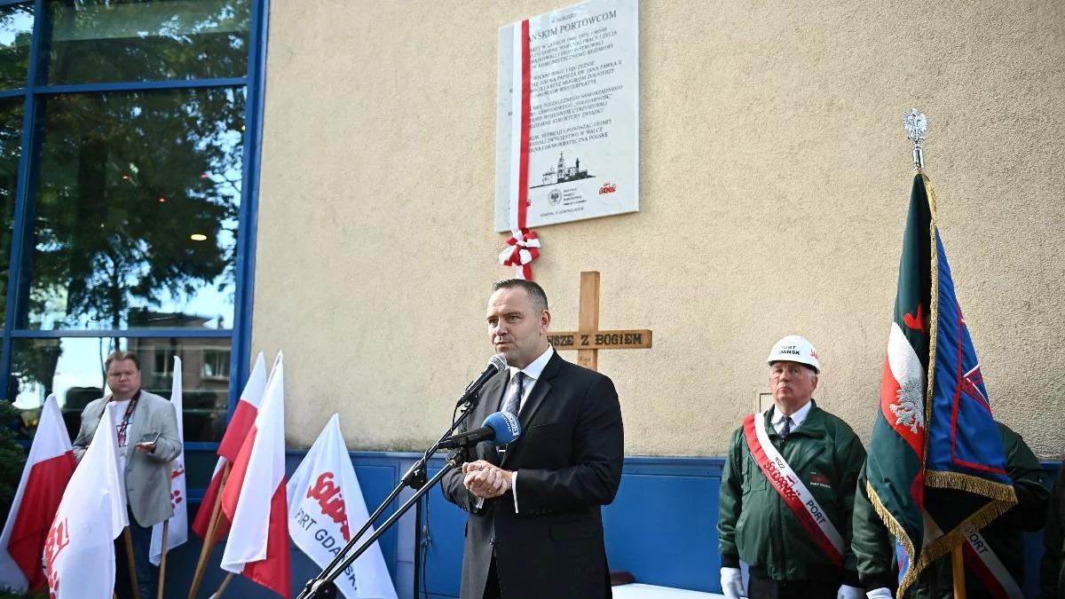Walka portowców z reżimem komunistycznym. Pamiątkowa tablica w Gdańsku odsłonięta
