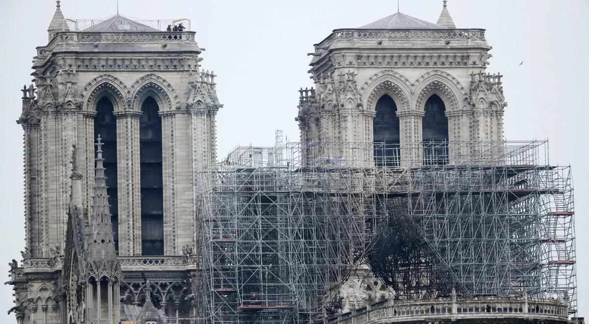 Rzecznik paryskich strażaków: części ścian Notre Dame grozi zawalenie