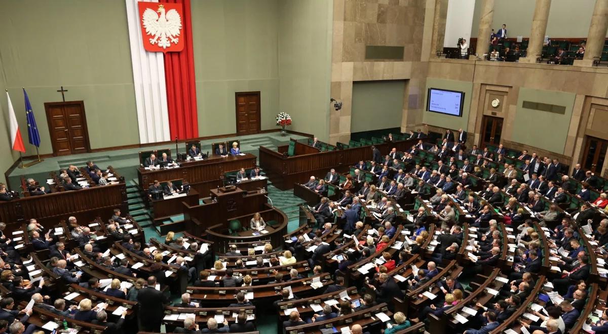 PiS ze wzrostem poparcia, jedno ugrupowanie poza Sejmem. Jest nowy sondaż