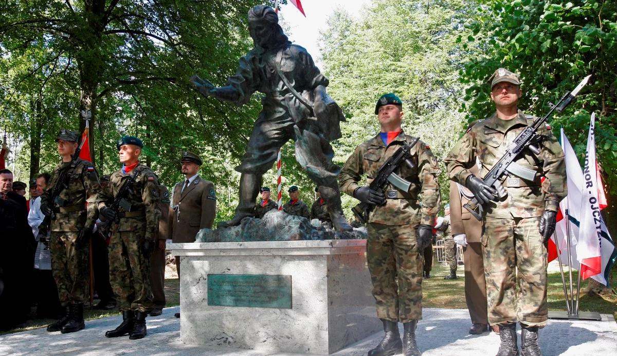 "Powrót w rodzinne strony". Odsłonięto pomnik Danuty Siedzikówny "Inki"