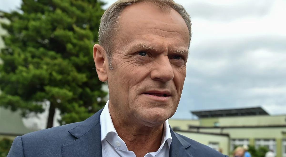 "Zasłynął z tego, że nie dotrzymywał słowa". Liziniewicz o ew. powrocie Tuska do polityki