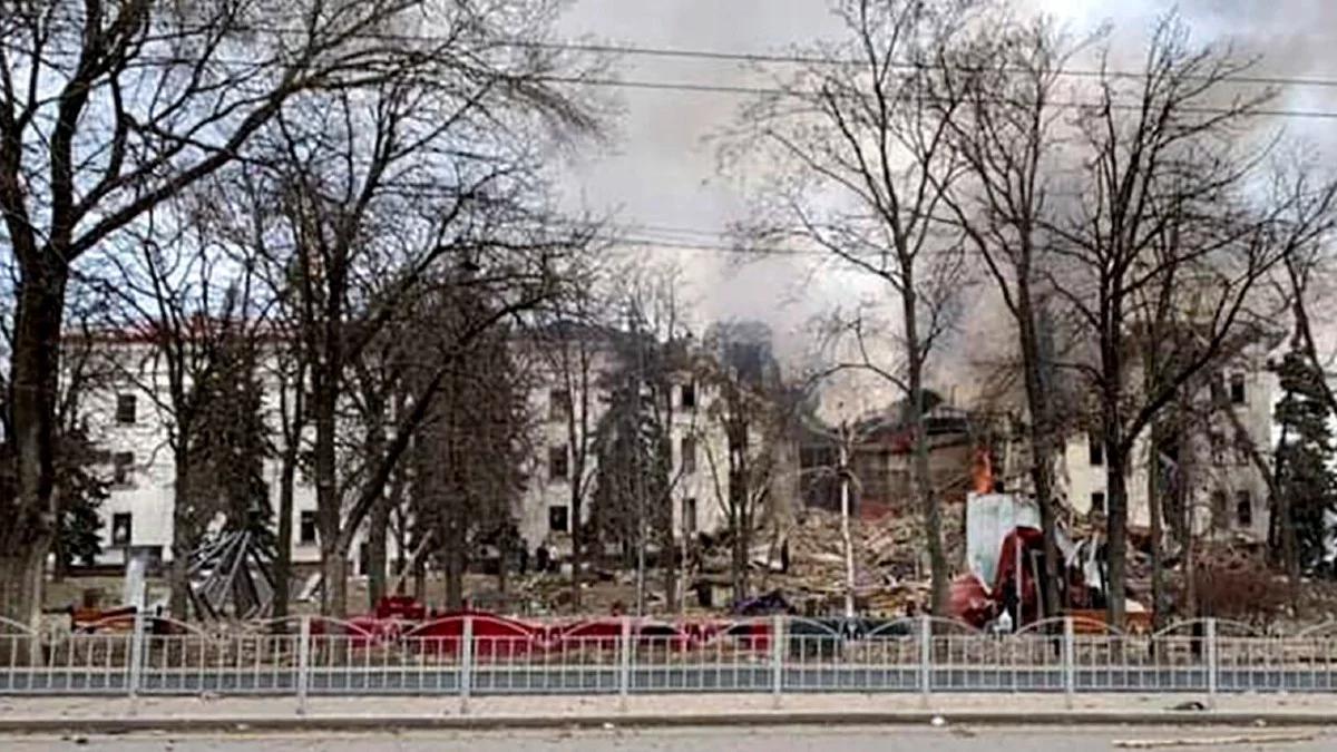 Akcja ratunkowa po zbombardowaniu teatru w Mariupolu. Spod gruzów wydostano ponad 100 osób