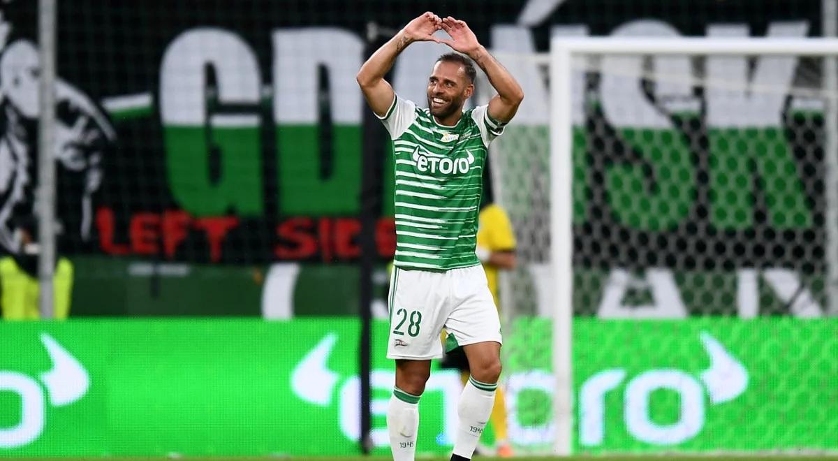 Liga Konferencji: Lechia Gdańsk pokonała Akademiję Pandev. Popis Paixao! Koncert na boisku, dramat na trybunach