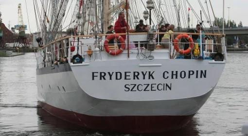 Uszkodzony "Chopin" płynie do portu 