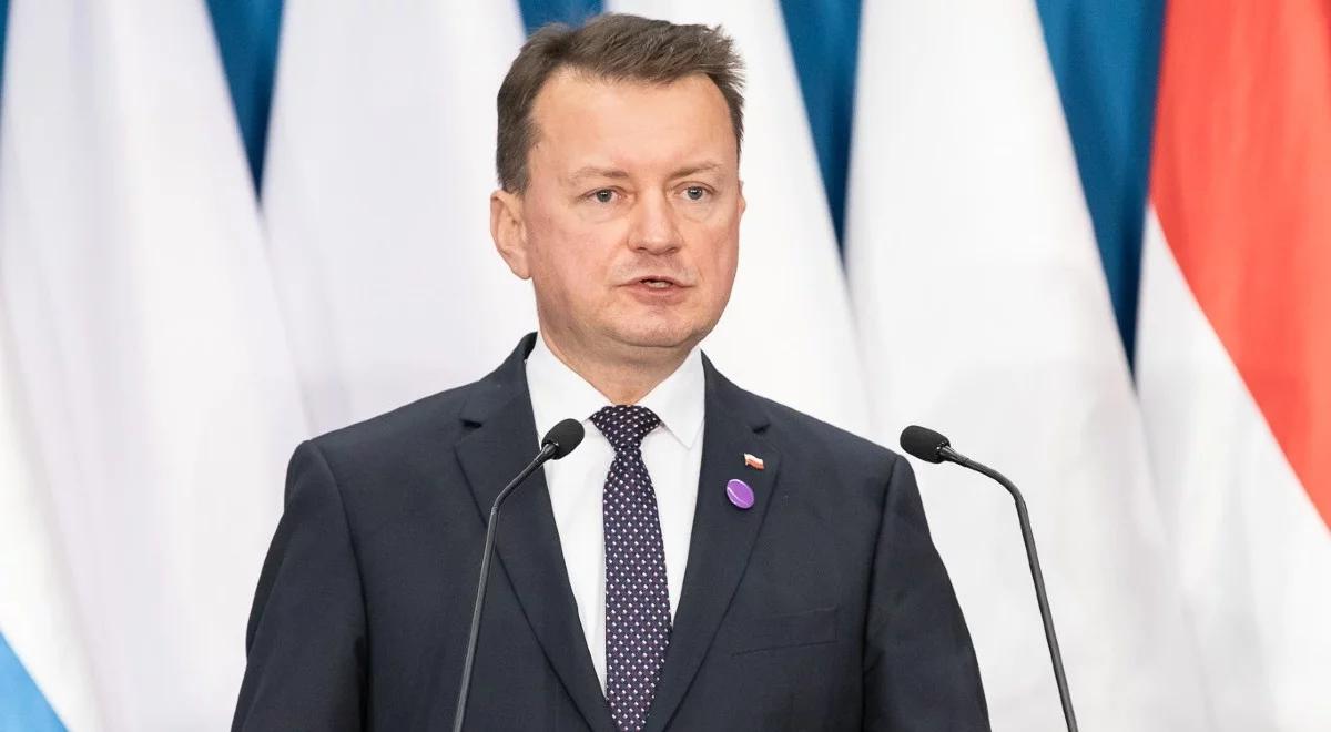 Mariusz Błaszczak z wizytą w Kijowie. MON: minister nie klękał przed flagą UPA