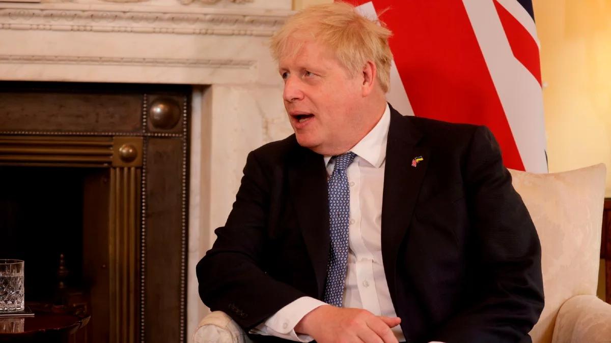 Boris Johnson zostaje na stanowisku. Tym razem się obronił, ale to nie koniec problemów