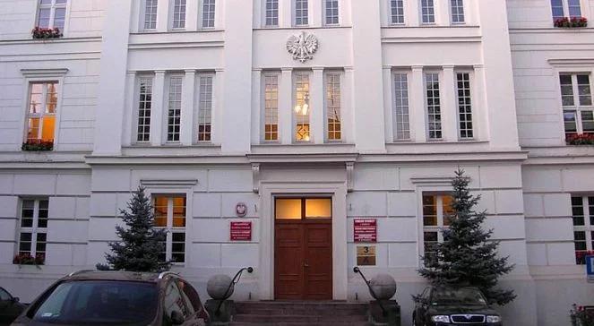 Samorządy dają bonusy. Bez względu na jakość pracy