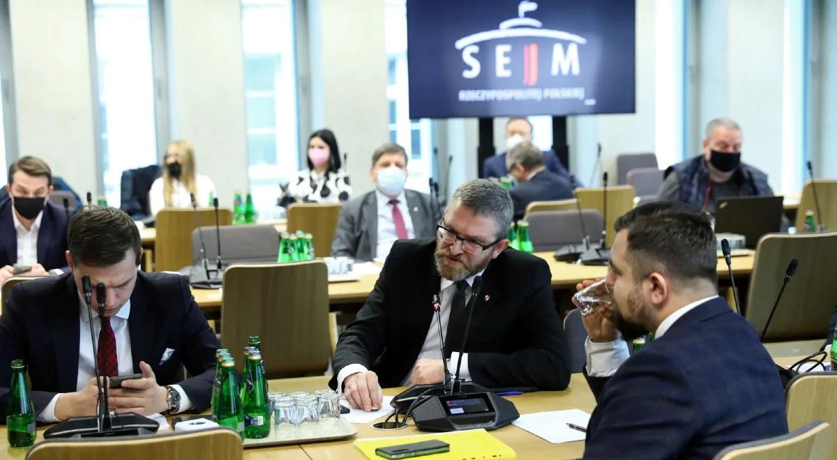 Połączone komisje sejmowe miały problem z rozpoczęciem obrad. Powodem spór o maseczki