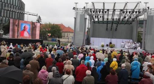 Deszcz nie przeszkodził warszawiakom. "Przyjść tutaj to mój obowiązek"