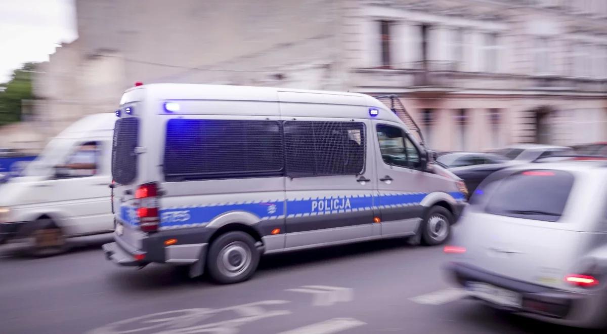 Strzały podczas zasadzki w Kobyłce. Policjant został zaatakowany gazem