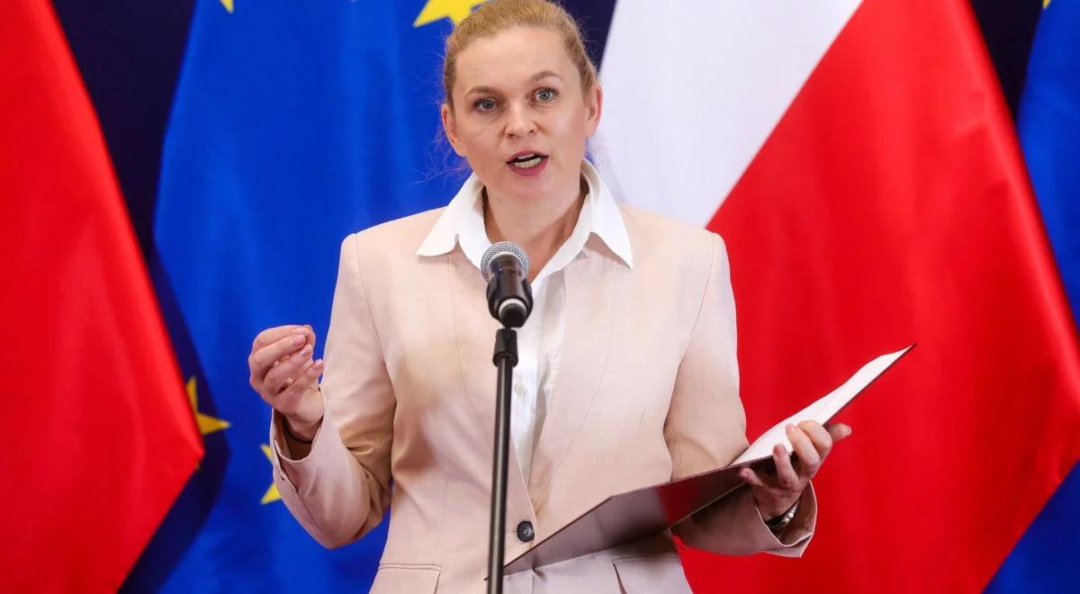 Podwyżki dla nauczycieli z opóźnieniem? Minister Nowacka podała powód