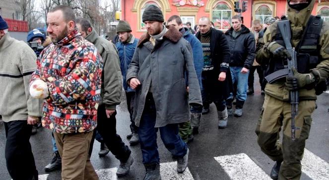 "Korytarz hańby" w Doniecku. Separatyści znęcają się nad pojmanymi ukraińskimi żołnierzami