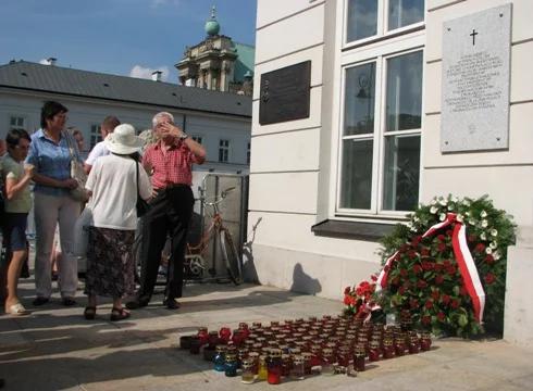 Policja zwolniła mężczyznę, który oblał tablicę