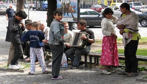 Policjanci szczuli psami romskie dzieci