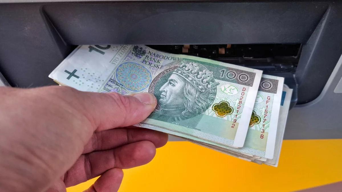 Ruszyły wnioski o 300 zł od ZUS. Nie zwlekaj, by dostać pieniądze na czas