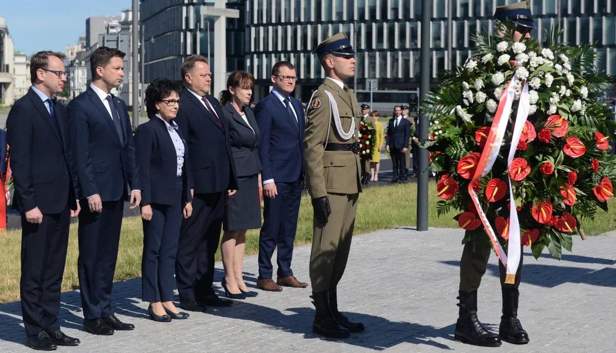 70. rocznica urodzin Lecha Kaczyńskiego. Złożenie kwiatów pod pomnikiem
