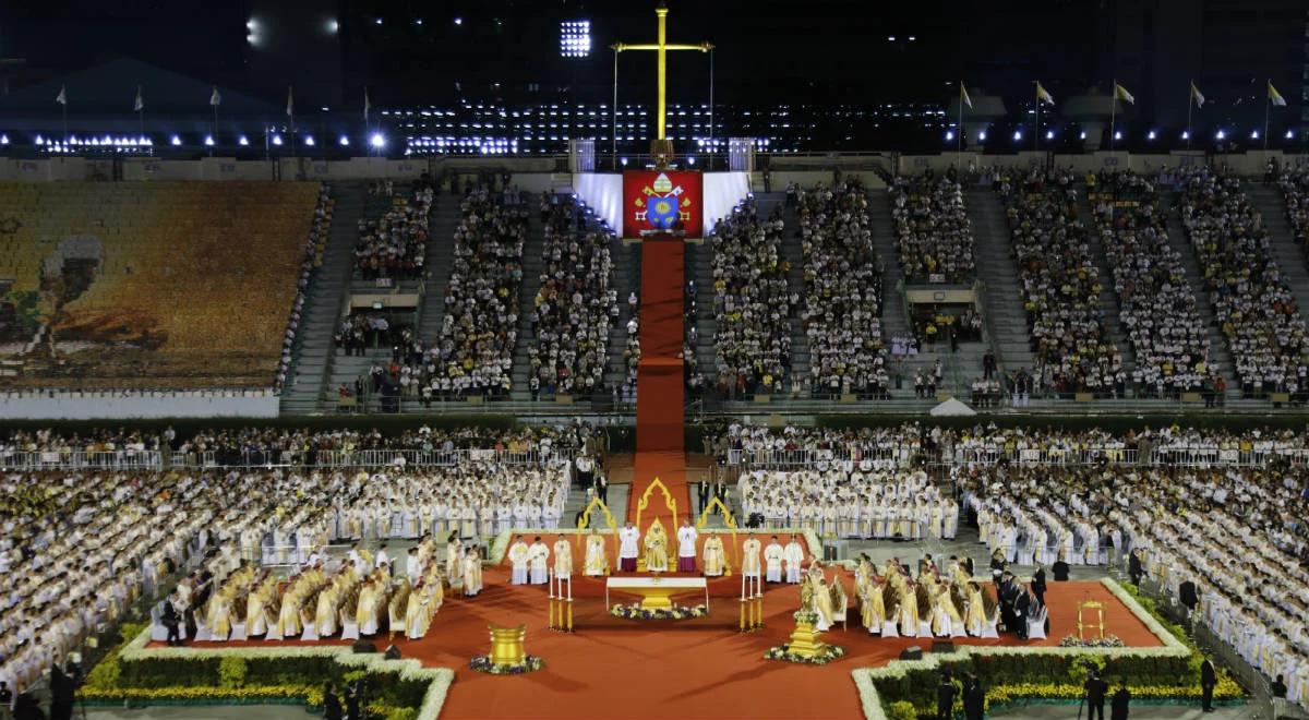 Papież w Tajlandii: uczeń-misjonarz nie jest najemnikiem wiary. 60 tys. osób na Mszy z Franciszkiem