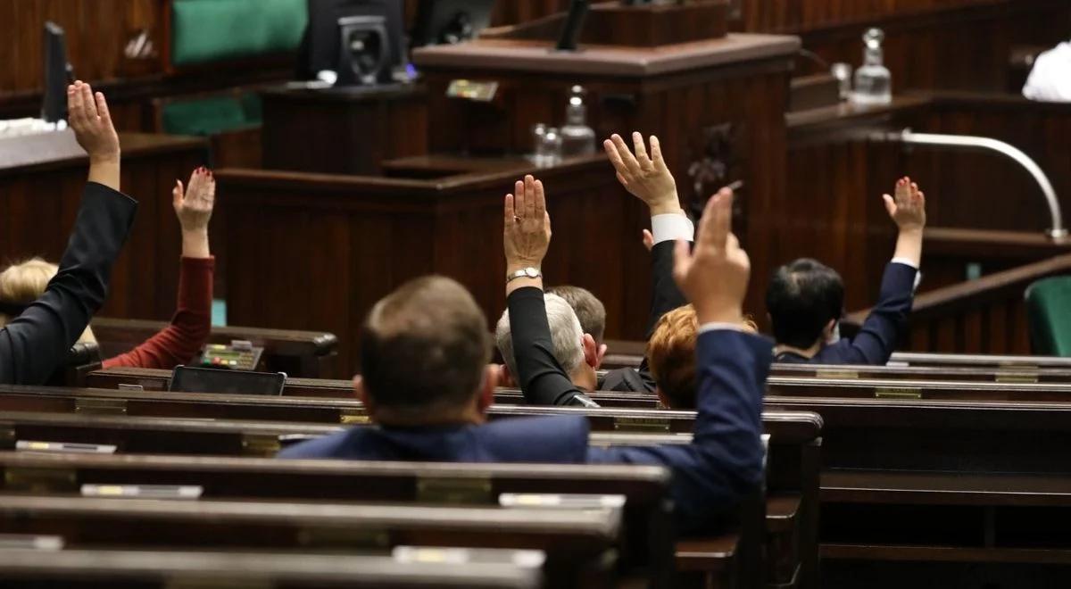 Podwojenie wynagrodzeń dla medyków, klauzula "dobrego Samarytanina". Sejm przyjął rozwiązania dot. walki z pandemią