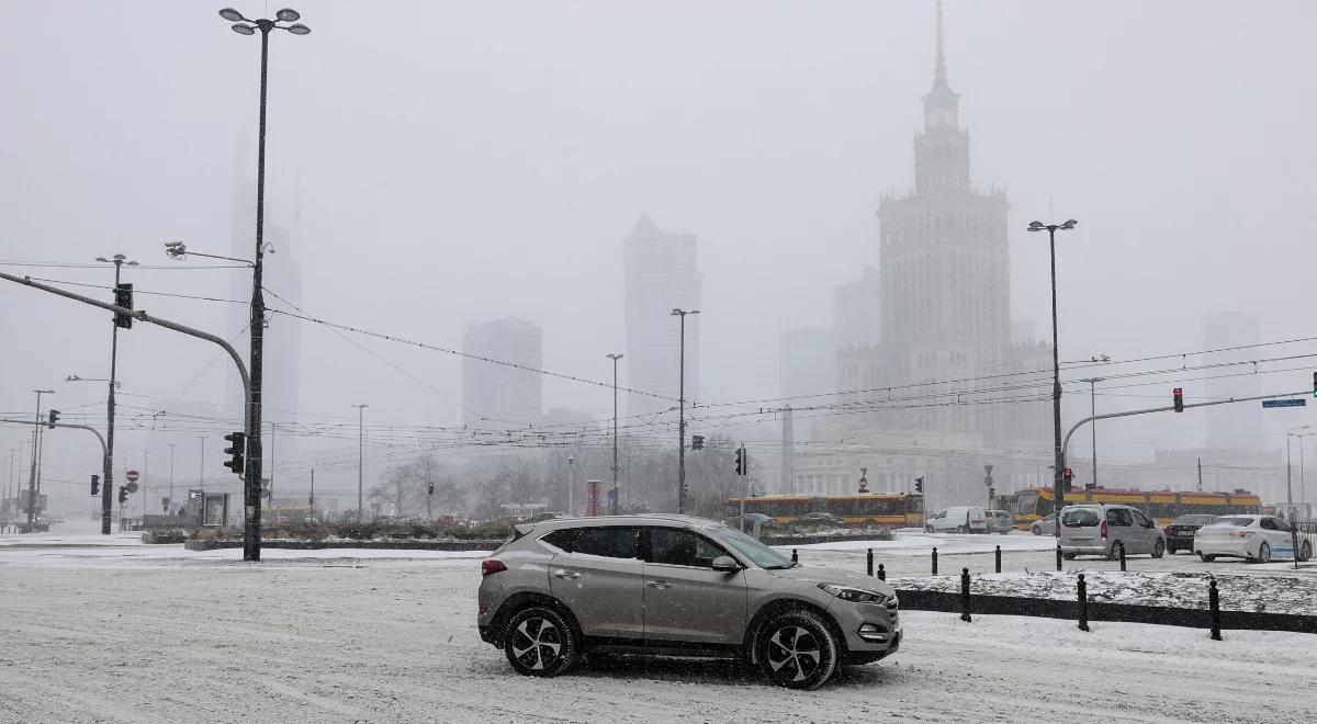 Śnieg sparaliżował Warszawę. Zasypane ulice, korki i opóźnienia