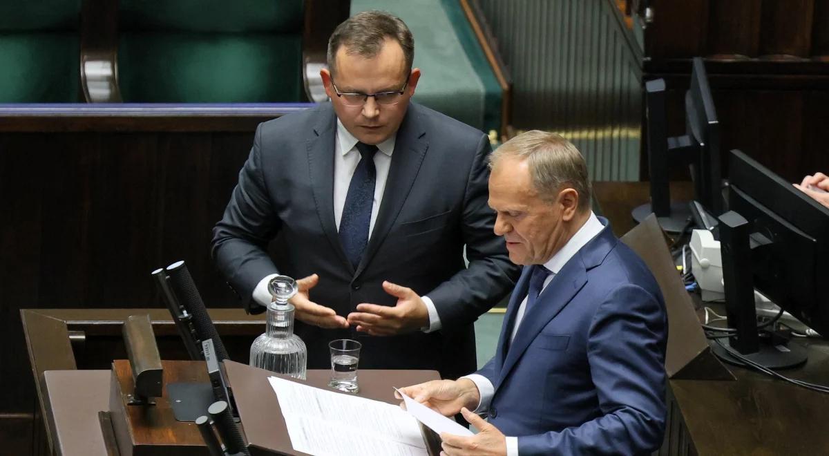 Tusk mówił o rosyjskich i białoruskich wpływach. Na mównicę wtargnął poseł PiS