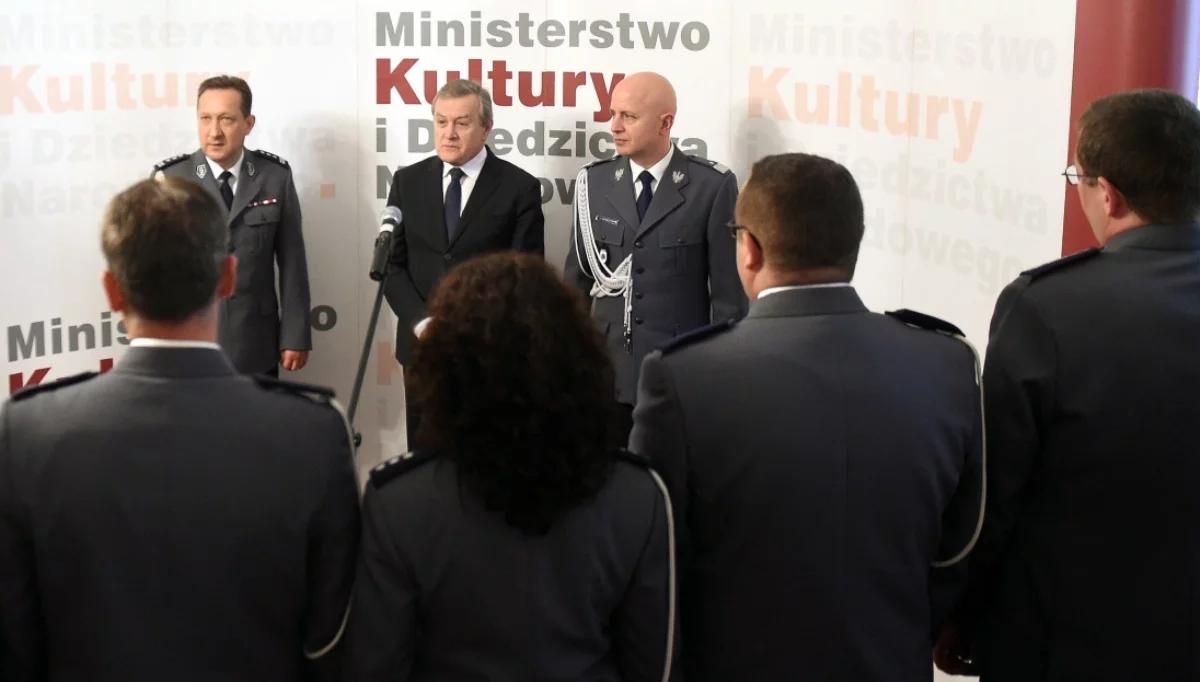 Wicepremier nagrodził policjantów odznakami "Zasłużony dla Kultury Polskiej"