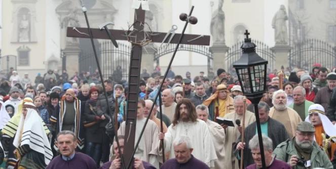 W centrum Wielkiego Piątku jest krzyż