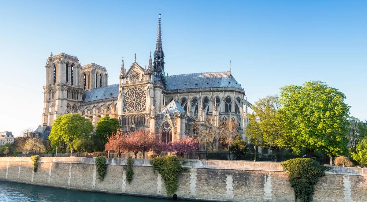 Uroczyste otwarcie dziedzińca przed katedrą Notre Dame. Po pożarze świątyni był nieczynny