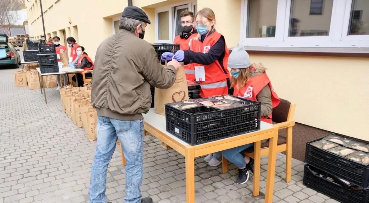 Ich misją pomoc. Caritas Polska przekazuje żywność najbardziej potrzebującym